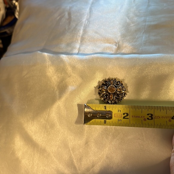 Vintage Goldtone Rhinestone Brooch - missing one tiny stone see pic! So pretty! - Picture 5 of 6